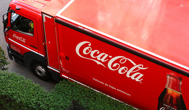 Cami&oacute;n de Coca Cola proveedor distribuyendo bebida a comercio y reparto