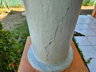 Naklejka premium Structural Crack in Concrete Column of a Building Showing Damage