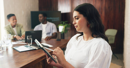 Obraz premium Data, finance and tablet with business woman in office for investment or portfolio management. App, information and planning with financial employee in workplace for colleague meeting or update