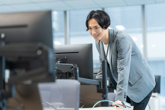 オフィスで働く若い男性エンジニア　撮影協力：学校法人電波学園　東京電子専門学校