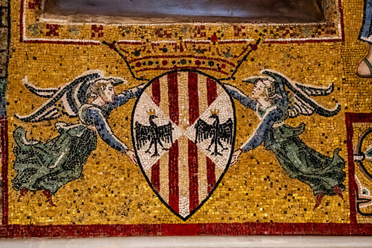 two angels holding a crowned heraldic shield, Palatine Chapel, Arab-Norman-Byzantine style, 12th century, Palace of the Normans (Palazzo dei Normanni), Palermo, Sicily, Italy