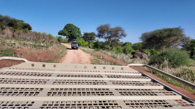 Safari Gel&auml;ndewagen f&auml;hrt auf einer Piste durch den Tarangire Nationalpark in Tansania