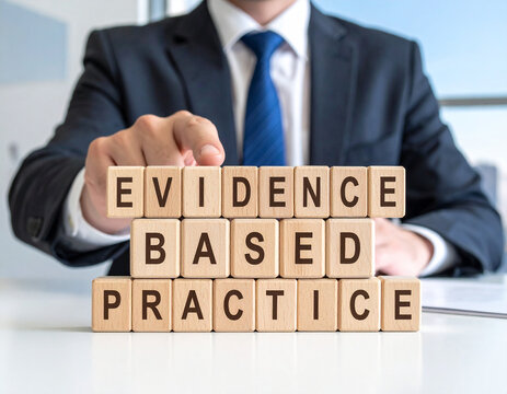 Evidence based practice - Geschäftsmann zeigt auf den Text "Evidence based practice 