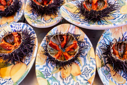 Sea urchin tapas, Ballar&ograve; Market - Albergheria Market -, Palermo, Sicily, Italy, Europe