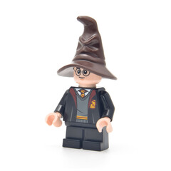 Naklejka premium Lego minifigure of Harry Potter and speaking hat isolated on white. Editorial illustrative image of famous fantasy person.