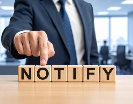 Notify - Geschäftsmann zeigt auf den Text "Notify"