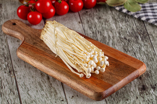 Raw organic fresh enoki mushrooms