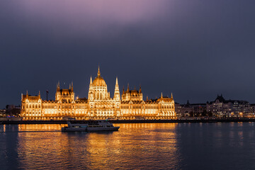 Obraz premium Light halo above the Parliament building illuminated by spotlights in Budapest in Hungary