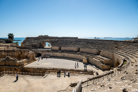 Anfiteatro romano de Tarragona con vistas al mar Mediterr&aacute;neo bajo un cielo azul despejado, Catalunya, Espa&ntilde;a.