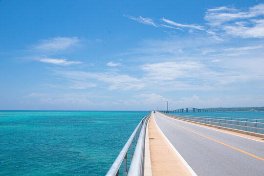 宮古島 伊良部大橋 エメラルドグリーンの海と果てしなく続く橋（The long Irabu Bridge stretching over the emerald green sea in Miyakojima Okinawa Japan）