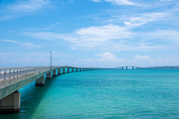 Obraz premium 宮古島 伊良部大橋 エメラルドグリーンの海と果てしなく続く橋（The long Irabu Bridge stretching over the emerald green sea in Miyakojima Okinawa Japan）