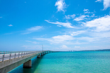 Fototapeta premium 宮古島 伊良部大橋 エメラルドグリーンの海と果てしなく続く橋（The long Irabu Bridge stretching over the emerald green sea in Miyakojima Okinawa Japan）
