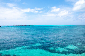 Obraz premium 下地島空港RW17エンド横のビーチ 透明度の高い宮古ブルーの海(Crystal clear turquoise water at 17 End beach near Shimojishima Airport, Okinawa Japan)