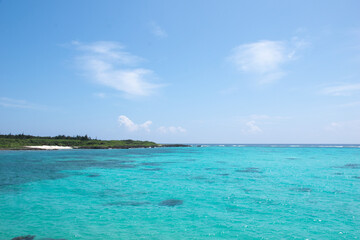 Fototapeta premium 下地島空港RW17エンド横のビーチ 透明度の高い宮古ブルーの海(Crystal clear turquoise water at 17 End beach near Shimojishima Airport, Okinawa Japan)