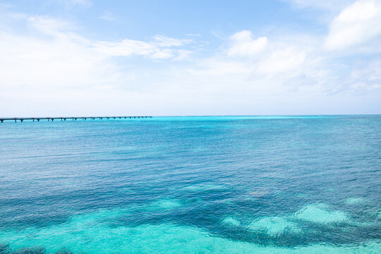 下地島空港RW17エンド横のビーチ 透明度の高い宮古ブルーの海(Crystal clear turquoise water at 17 End beach near Shimojishima Airport, Okinawa Japan)