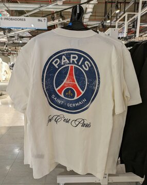 Camiseta de manga corta del club de f&uacute;tbol Paris Saint-Germain en tienda Primark en Madrid, Espa&ntilde;a, 18 de marzo de 2026