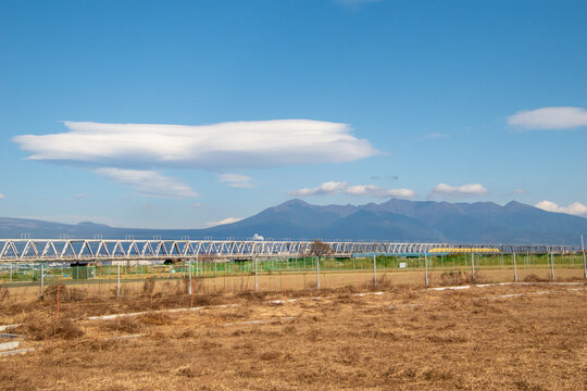 静岡県 富士山と東海道新幹線 富士川橋梁を走る日本の象徴的な風景（Mount Fuji and Tokaido Shinkansen crossing the Fujikawa Bridge in Shizuoka Japan）