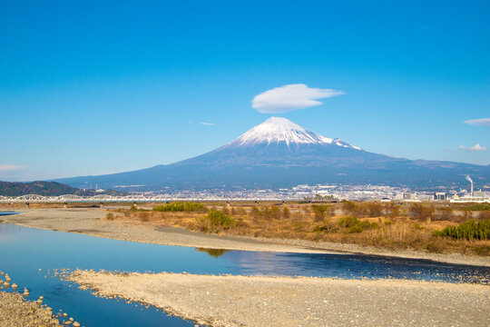 静岡県 富士山と東海道新幹線 富士川橋梁を走る日本の象徴的な風景（Mount Fuji and Tokaido Shinkansen crossing the Fujikawa Bridge in Shizuoka Japan）