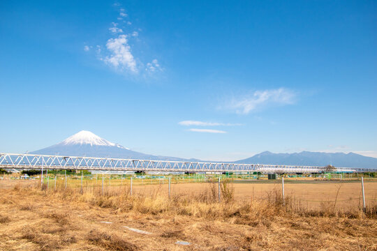 静岡県 富士山と東海道新幹線 富士川橋梁を走る日本の象徴的な風景（Mount Fuji and Tokaido Shinkansen crossing the Fujikawa Bridge in Shizuoka Japan）