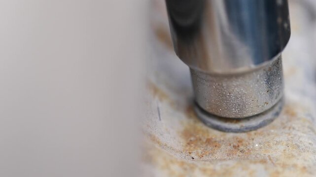 Tightening a bolt on mechanical equipment