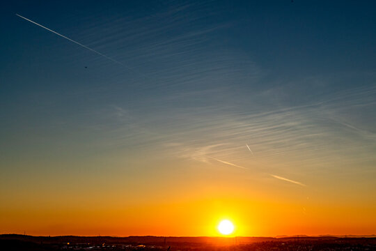 Kondensstreifen am Himmel bei Sonnenuntergang