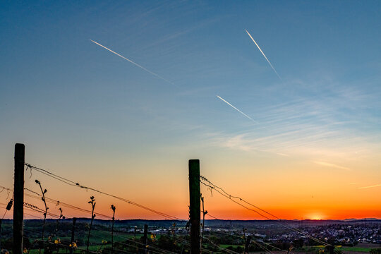 Kondensstreifen am Himmel bei Sonnenuntergang