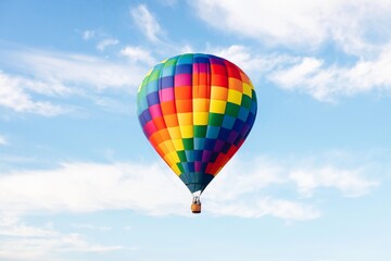 Naklejka premium Colorful Hot Air Balloon Flying in the Clear Blue Sky During a Bright Sunny Day