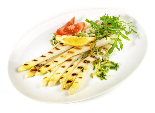 Gegrillter wei&szlig;er Spargel mit Butter und Salat