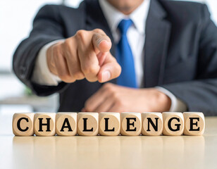 Obraz premium challenge - Geschäftsmann zeigt auf den Text 