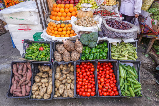 Stand, Verkauf, frisches Obst und Gem&uuml;se, Wochenmarkt in der Abd El-Hameed Taha Stra&szlig;e, Luxor, &Auml;gypten