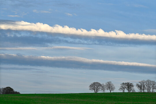 Altocumulus castellanus dans le ciel de Saint-Hubert, Belgique, au printemps.