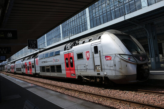 Bordeaux, France &ndash; Avril 2026 : TER Nouvelle-Aquitaine &agrave; la gare de Bordeaux Saint-Jean