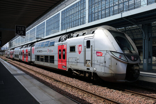 Bordeaux, France &ndash; Avril 2026 : TER Nouvelle-Aquitaine &agrave; la gare de Bordeaux Saint-Jean