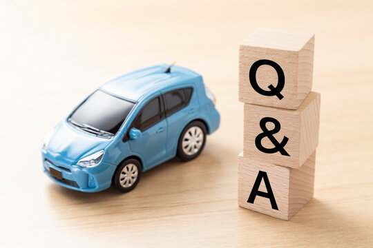 「Q&A」と書かれたブロックとエコカー