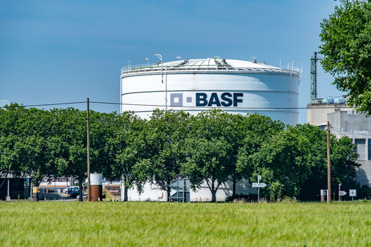 BASF SE Chemiekonzern, chemical storage tank in Ludwigshafen, German Badische Anilin- und Sodafabrik company, European industrial facility, large white silo, German manufacturer