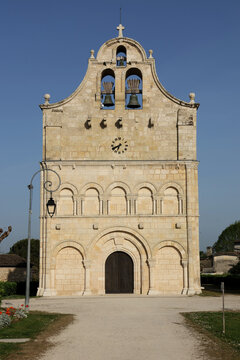 &Eacute;glise Saint-Seurin de Galgon en Gironde (France)