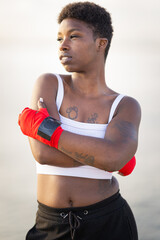 Obraz premium Determined young black woman training for boxing