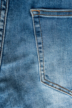 Primer plano de bolsillo trasero de pantal&oacute;n vaquero azul con textura denim