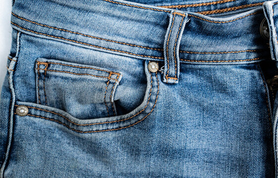 Primer plano de bolsillo y cintura de pantal&oacute;n vaquero azul con textura denim