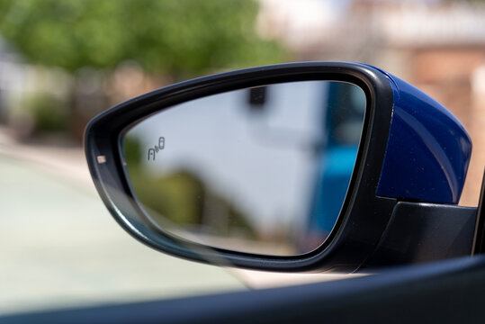 Car side mirror with blind spot monitoring warning icon