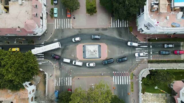 Top-down drone video of the Don Jos&eacute; de San Mart&iacute;n monument in Barranco, with traffic moving around it.