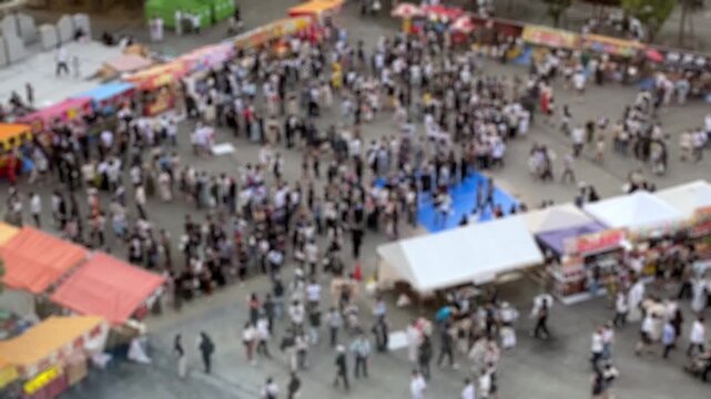 賑やかな日本の祭りと屋台の俯瞰映像
