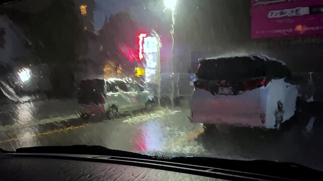 豪雨の夜　駐車場の車内からフロントガラス越しの映像