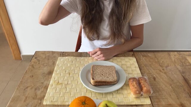 Mujer desayunando en la mesa del comedor