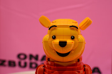 Obraz premium A teddy bear figurine made from Lego bricks. A cheerful bear.