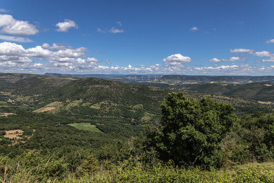 Montjaux (Aveyron, Occitanie, France) - Vue panoramique estivale depuis l'aire de vison sur les causses et le viaduc de Millau