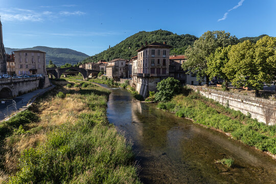 Saint Affrique (Aveyron, Occitanie, France) - Vue des maisons pittoresques au bord de la Sorgue en &eacute;t&eacute;
