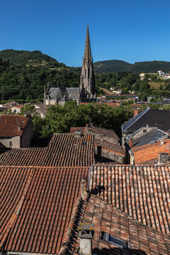 Saint Affrique (Aveyron, Occitanie, France) - Vue g&eacute;n&eacute;rale des toitures du village et du clocher de l'&eacute;glise Notre Dame de Mis&eacute;ricorde en &eacute;t&eacute;