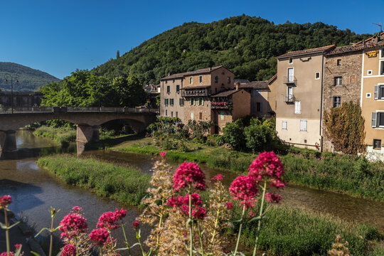 Saint Affrique (Aveyron, Occitanie, France) - Vue des maisons pittoresques au bord de la Sorgue en &eacute;t&eacute;