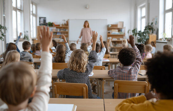 Aprendizaje activo en el aula, donde los docentes gu&iacute;an a los estudiantes mediante la participaci&oacute;n, la comunicaci&oacute;n y experiencias educativas colaborativas.
